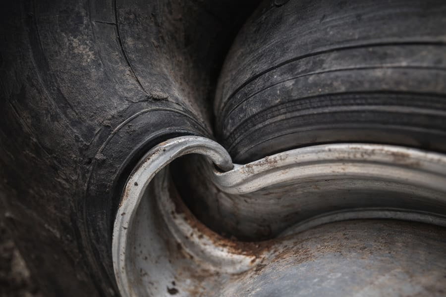 A diagram showing the contact point between a tire bead and a wheel rim