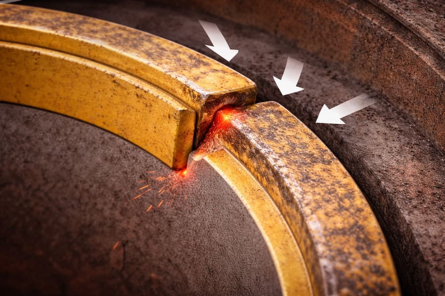 An illustration showing stress concentration points on a mismatched lock ring.